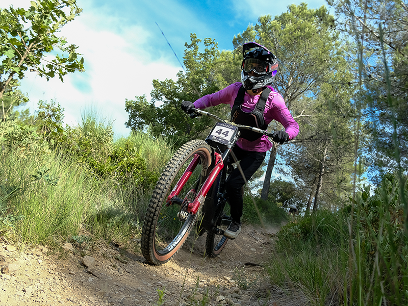 Isabeau Courdurier en VTT enduro avec protections RACER 1927